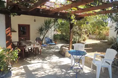 Image de Petite maison de campagne avec jardin et tonnelle à côté de 2 magnifiques plages