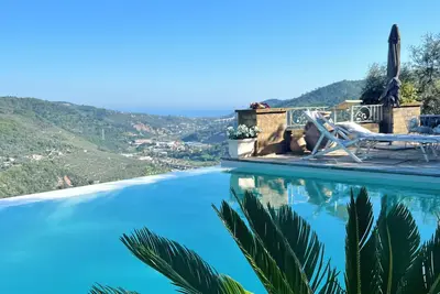 Image de Belle maison avec une fantastique terrasse, piscine à débordement et vue mer