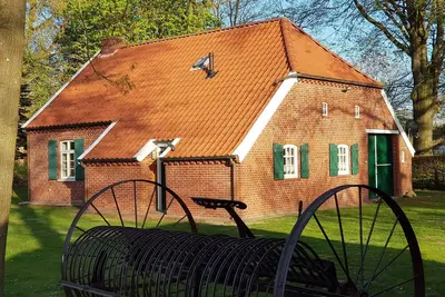 Image de Cosy, maison individuelle dans un endroit calme avec une cheminée - Ostfriesland