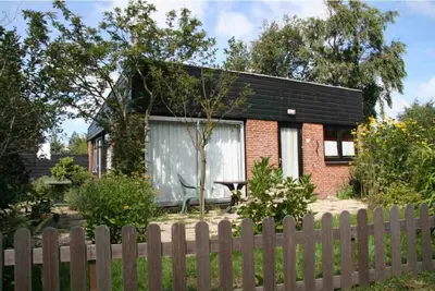 Image de Maison individuelle avec jardin dans un endroit verdoyant et ensoleillé