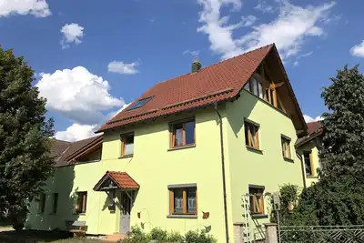 Image de Large, cozy vacation apartment by the mountain lake with private sunbathing lawn