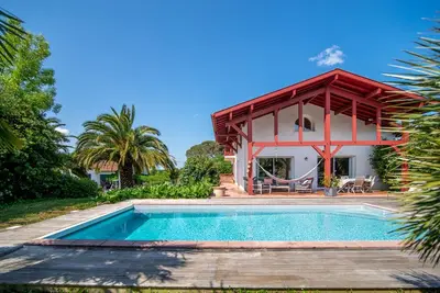 Image de Villa d' Arcangues néo-basque 4*, piscine et palmiers à 10 minutes de Biarritz