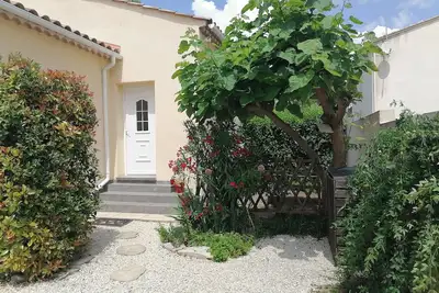 Image de Maisonnette climatisée idéalement située dans le charmant village de Gallargues.