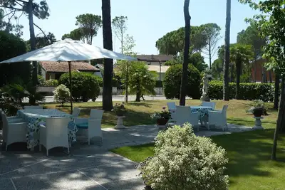 Image de Villa centrale près de la plage avec de grands jardins à Bibione Pined