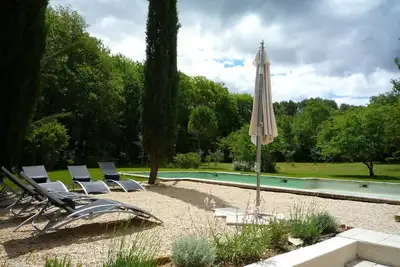 Image de Maison sur grande propriété avec piscine