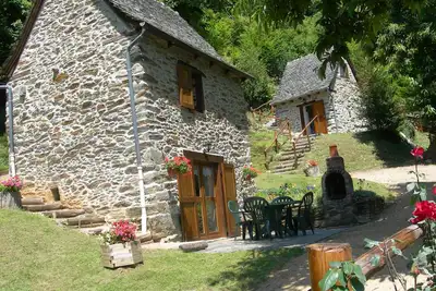 Image de gîte isolé avec sa petite annexe, 3 épis