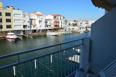 Image de Apartment overlooking the main canal, the mountain and 200m from the beach