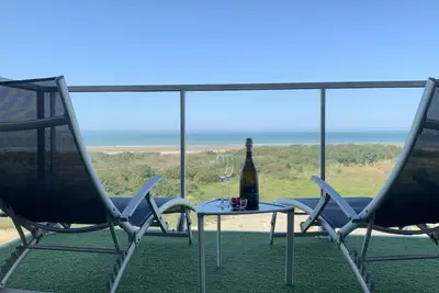 Face mer pieds dans l'eau  à 5m de la plage avec wifi