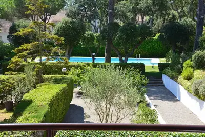 Image de Appartement avec Piscine et Tennis. Plages et Village à proximité.