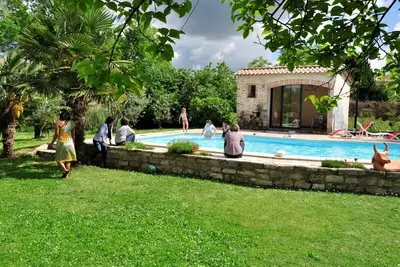 Image de Au vert, au calme, prés du centre, une ancienne magnanerie tout confort pour 4