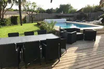 Image de Villa de charme exposée au soleil, magnifique jardin.