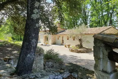 Image de Maison entre des champs de lavandes et un bois de chênes située prés de Grignan