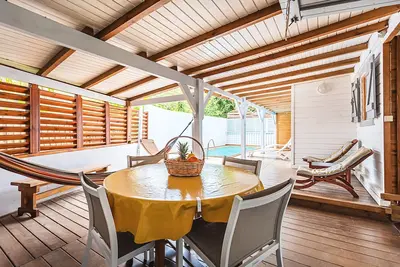 Bungalow traditionnel avec piscine à 100m de la plage de Grande Anse, Deshaies