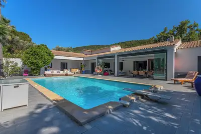 Image de Villa Contemporaine D Architecte terrasse piscine entourée d'oliviers paisible