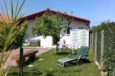 Image de 900 m de la plage à pied, charmante villa, terrasse, jardin au calme.