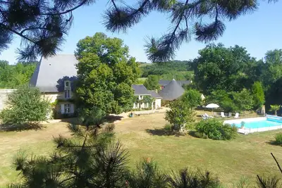 Image de Ancien château dans grand parc privé avec sa piscine