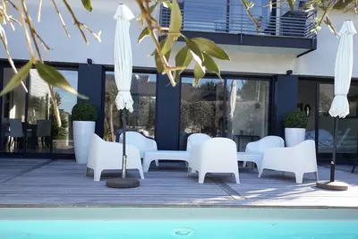 Image de Villa contemporaine dans village de carractère