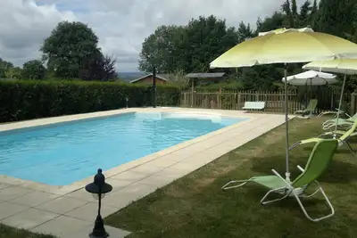 Image de chalet indépendant, parc arboré 1500 m2, piscine chauffée. animaux acceptés
