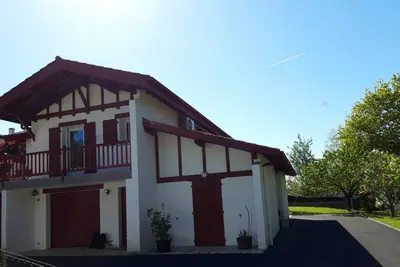 Image de A 10 mn à pied d'Espelette, 2 ch en rez de chaussée de maison, avec un jardin.