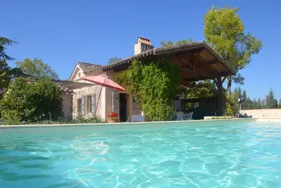 Image de Maison en pierre Quercynoise rénovée. Intimité. Piscine individuelle chauffée.