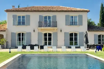Image de Luxueuse bastide contemporaine neuve de 350 m2 avec piscine miroir