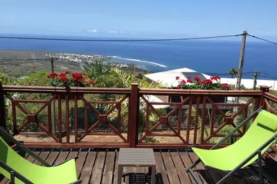 Image de Gîte indépendant avec vue sur mer et terrasses privé confort.