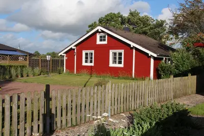Image de La Maison Rouge derrière la digue