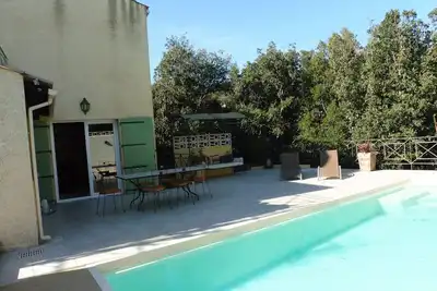 Image de studio piscine dans village calme et reposant