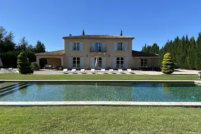 Image de Bastide Aixoise, Luxe, grands espaces et grande piscine dans un écrin de verdure