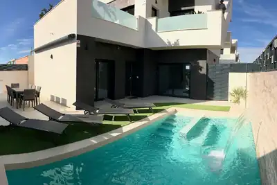 Image de Magnifique villa moderne avec piscine privée chauffée jacuzzi avec vue montagnes