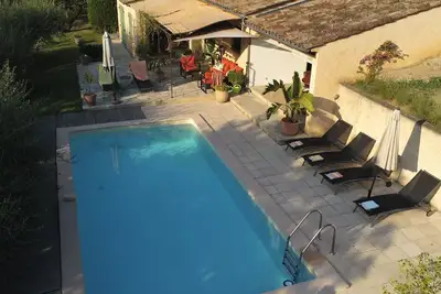 Image de Villa avec piscine pour famille cherchant calme et repos.
