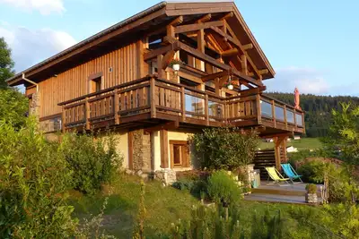 Image de Chalet 'Le Grenier', haut de gamme, vue lac, proche des pistes de ski, Spa sauna
