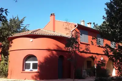 Image de Propriété provençale avec piscine dans un espace boisé, accès à la mer en vélo