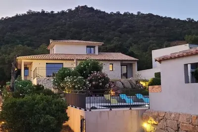 Image de Villa avec piscine dans propriété privée face mer.