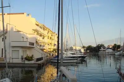 Image de Appartement sur canal à Empuria Brava - grande terrasse -10 minutes de la plage