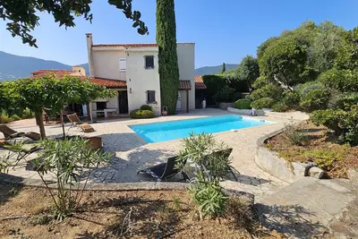 Image de 900m de la plage et magasins, villa air conditionné, piscine. Vue mer et port