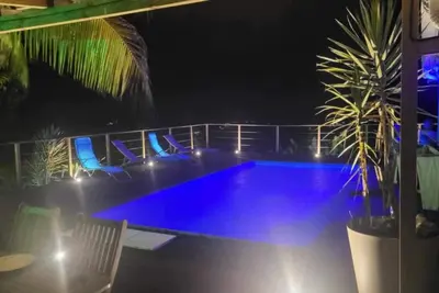 Image de La Villa Bellevue et sa piscine vue mer sur le Diamant