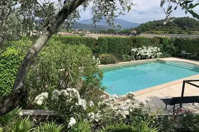 Image de Villa de charme avec piscine chauffée dans un environnement arboré et fleuri