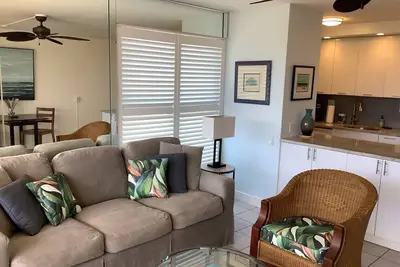 Image de Ocean & Mtn View Penthouse 1 Br End Unit Récemment mis à jour! Lit King, A / C, Privé