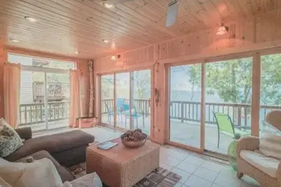 Image de Incroyable maison au bord du lac sur la rive sud du lac Leech à l'est de Walker