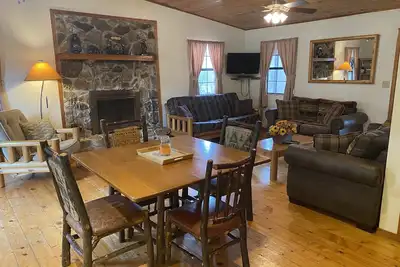 Image de Isolement d'Ozark avec une cabine confortable entièrement chargée, des sentiers, des criques, des sources, oh mon Dieu! ! !