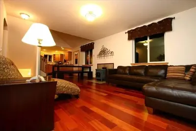 Image de Chalet de ski familial avec bain à remous, salle de jeux et wifi, pouvant accueillir jusqu'à 10
