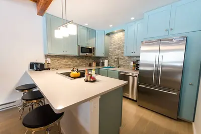 Image de 2 Br / 2 Ba. Courte promenade le long du sentier de la rivière jusqu'aux festivals / gondole! Jacuzzi! 7 couchages