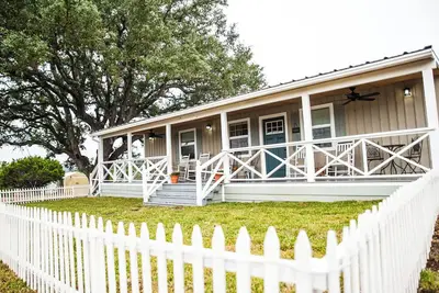 Image de Emplacement privilégié pour les sites! Magnifique nouveau Hill Country Cottage pour 10 par Camp Lucy