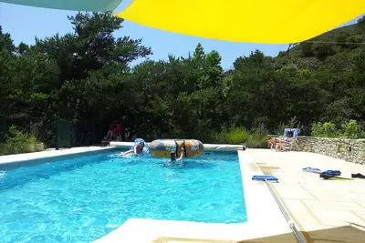 Image de Gîte avec piscine privée.