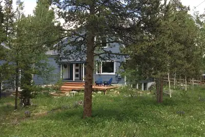 Image de Famille / animal / maison écologique, espace calme, bain à remous privé, promenade facile vers la ville