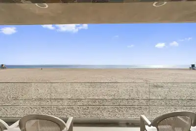 Immaculate Oceanfront Vacation Beach Home (deuxième étage)
