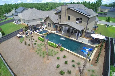 Image de Piscine, bain à remous, porche, grill, gymnase, lit de bronzage et Wifi gratuit!