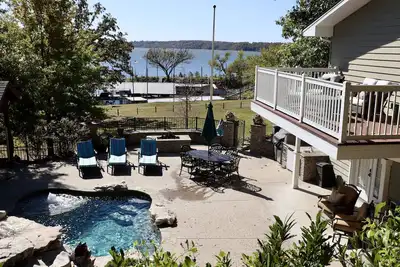 Image de Belle villa au bord du lac avec piscine privée, salle de jeux, accès au quai / glissement et rampe
