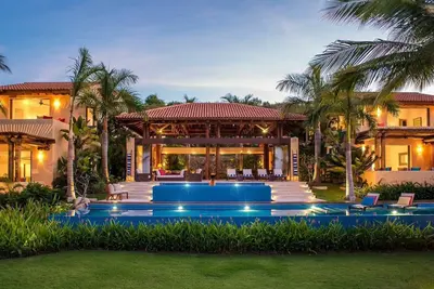 Image de Domaine de luxe de trois acres sur une plage privée avec des jardins luxuriants et un personnel de cinq personnes